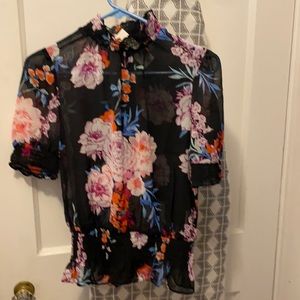Flowered see through top with short sleeves